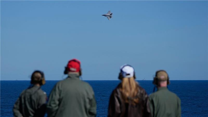 Bilder des Tages US-Präsident Donald Trump und First Lady Melania Trump beobachten an Bord des Flugzeugträgers USS George H.W. Bush im Atlantik vor der Küste von Norfolk ein Kampfflugzeug im Rahmen des 250-jährigen Jubiläums der US-Marine.