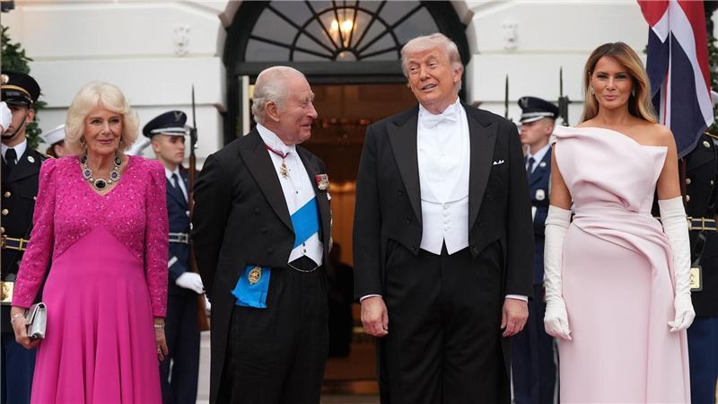 US-Präsident Donald Trump und First Lady Melania Trump begrüßen den britischen König Charles III. und Königin Camilla am Südportikus.