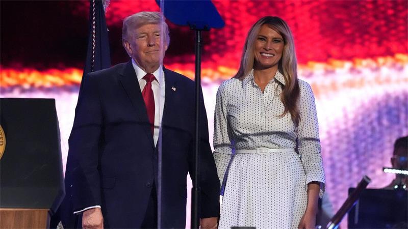 US-Präsident Donald Trump und First Lady Melania Trump erscheinen auf der National Mall in Washington.