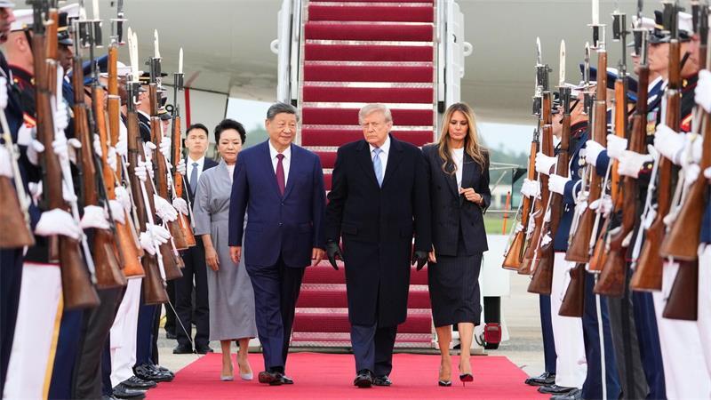 US-Präsident Donald Trump und First Lady Melania Trump begrüßen den chinesischen Präsidenten Xi Jinping und seine Frau Peng Liyuan bei deren Ankunft auf der Joint Base Andrews in Maryland.