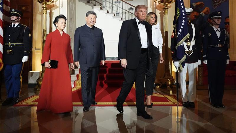 US-Präsident Donald Trump und First Lady Melania Trump gehen gemeinsam mit Chinas Präsident Xi Jinping und dessen Frau Peng Liyuan im Grand Foyer des Weißen Hauses während eines Staatsbanketts.