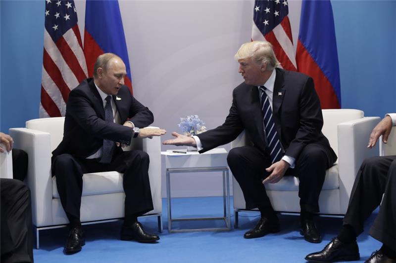 Liveticker zum Nachlesen: Der Gipfel ist beendet US-Präsident Donald Trump und der russische Präsident Wladimir Putin reichen sich in Hamburg während eines Treffens beim G20-Gipfel die Hände. Foto: Evan Vucci/AP/dpa