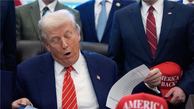 US-Präsident Donald Trump unterzeichnet ein Haushaltsgesetz, das den teilweisen Stillstand der US-Regierungsgeschäfte beendet.