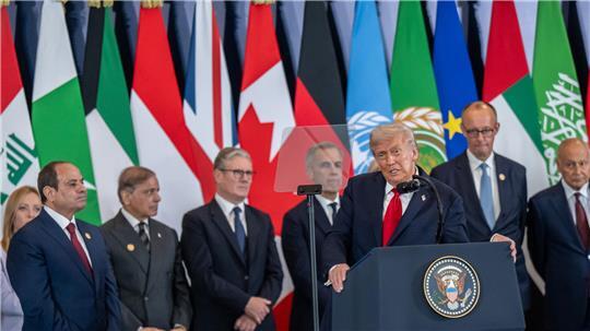 US-Präsident Donald Trump (vorne) spricht neben Bundeskanzler Friedrich Merz (2.v.r, CDU) während des Gaza-Gipfels. 