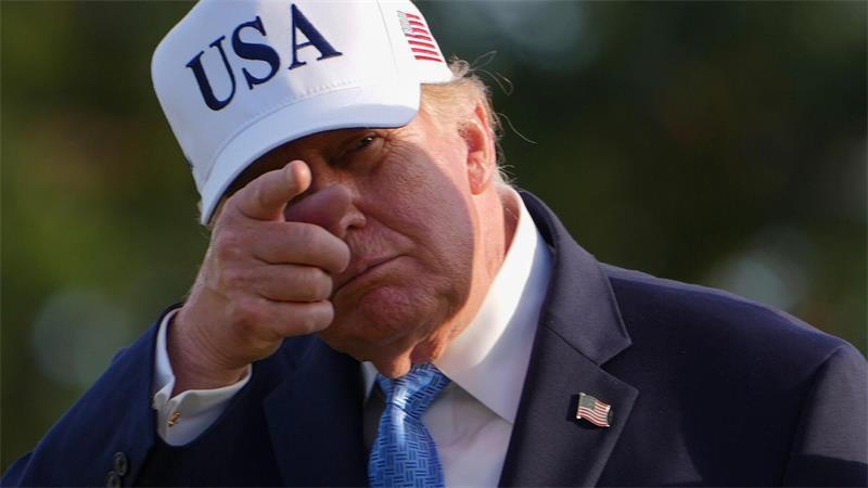 US-Präsident Donald Trump winkt der Menge zu.