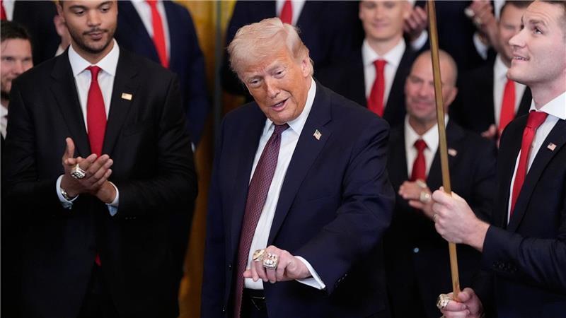 US-Präsident Donald Trump zeigt Ringe während einer Veranstaltung.