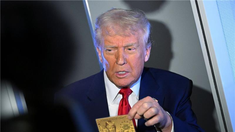 US-Präsident Donald Trump zeigt eine sogenannte Gold Card, auf der er abgebildet ist.
