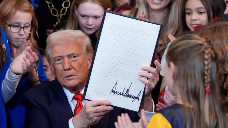 US-Präsident Donald Trump zeigt eine unterzeichnete Anordnung, die Transmenschen von der Teilnahme am Frauensport ausschließen soll.