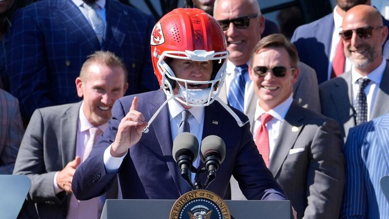 US-Präsident empfängt Kansas City Chiefs im Weißen Haus US-Präsident Joe Biden (M) trägt einen Helm von Super-Bowl-Champion Kansas City Chiefs bei einem Besuch im Weißen Haus.