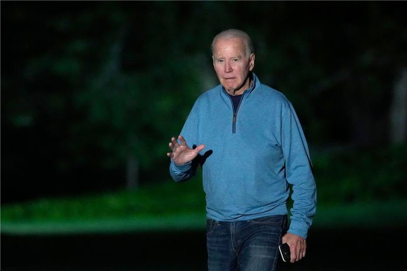 US-Präsident Joe Biden geht über den Südrasen des Weißen Hauses.