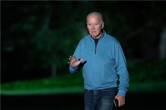 US-Präsident Joe Biden geht über den Südrasen des Weißen Hauses.