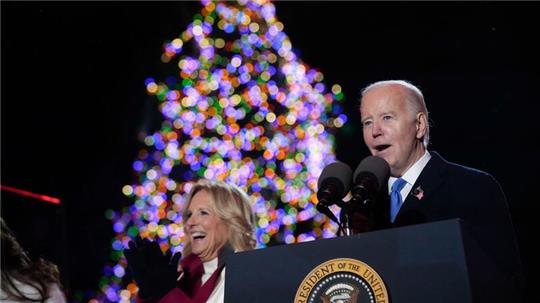 US-Präsident Joe Biden hat mit seiner Ehefrau Jill die Weihnachtszeit in den USA eingeläutet.