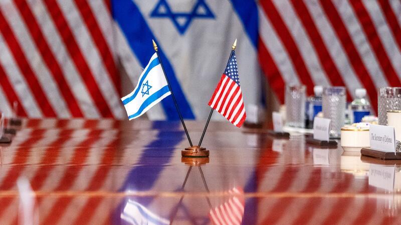 Irans Drohungen: USA versichern Israel „eisernen“ Beistand US-Präsident Joe Biden hatte Israel versichert, dass das Bekenntnis der USA für die Sicherheit Israels gegen Bedrohungen durch den Iran und seine Stellvertreter „eisern“ sei.