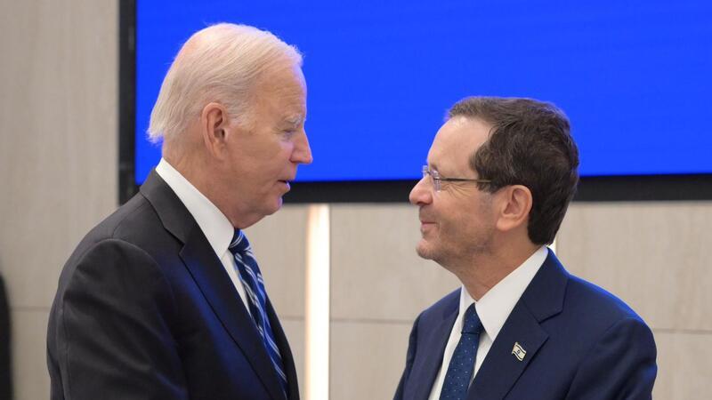 Biden sagt Israel Solidarität und volle Unterstützung zu US-Präsident Joe Biden trift den israelischen Staatspräsidenten Izchak Herzog (r).
