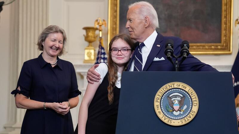 Spektakulärer Gefangenenaustausch zwischen Moskau und Westen US-Präsident Joe Biden und Angehörige der freigelassenen US-Bürger zeigen sich erleichtert nach dem Gefangenenaustausch.