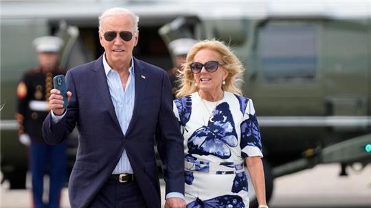 US-Präsident Joe Biden und First Lady Jill Biden kommen mit der Marine One am East Hampton Airport an.