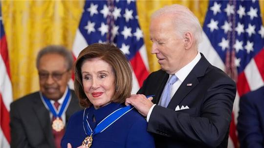 US-Präsident Joe Biden verleiht die Presidential Medal of Freedom an die Abgeordnete Nancy Pelosi.