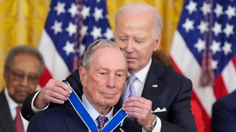 US-Präsident Joe Biden verleiht die höchste zivile Auszeichnung der Nation an den ehemaligen New Yorker Bürgermeister Michael Bloomberg.