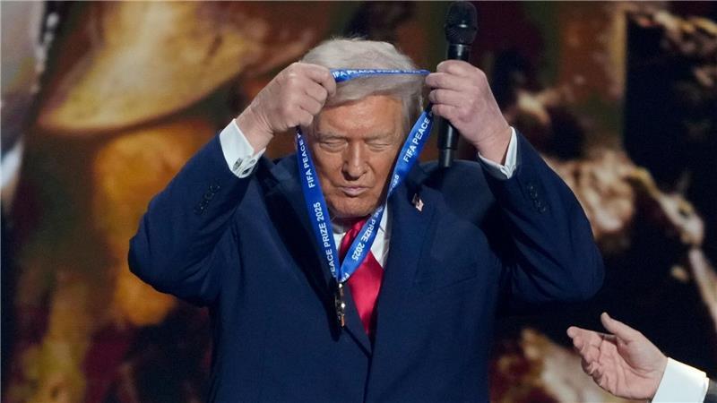 US-Präsident Trump hängt sich die FIFA-Medaille selber um. 