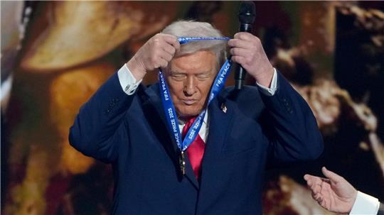 US-Präsident Trump hängt sich die FIFA-Medaille selber um. 