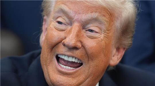 US-Präsident Trump kündigt eine Zollerhöhung für die EU an.