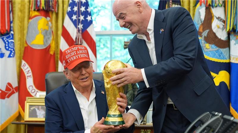 US-Präsident Trump (l.) und FIFA-Chef Infantino (r.) zeigen den WM-Pokal. (Archivbild)