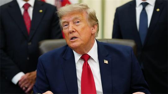 US-Präsident Trump rückt wieder von seiner Gebührenidee in der Straße von Hormus ab.
