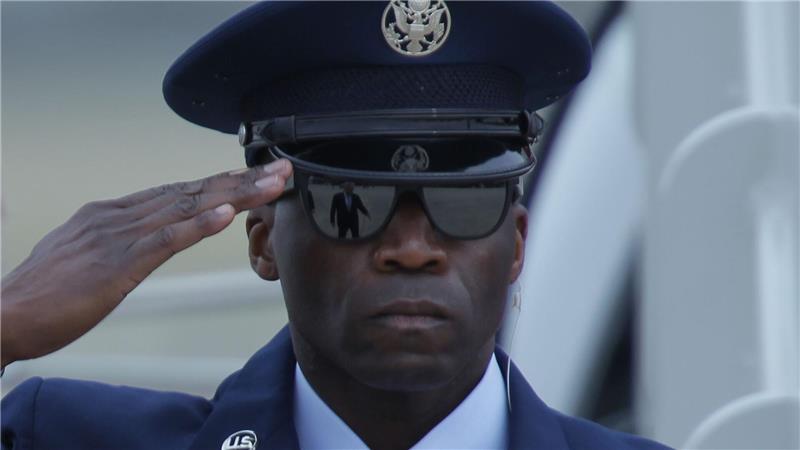 US-Präsident Trump spiegelt sich in der Brille von Air Force Chief Master Sgt. Tyrone Yeargin auf der Joint Base Andrews.