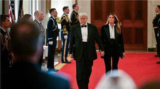 US-Präsident Trump und seine Ehefrau Melania reisen zur Bestattung des Papstes. 