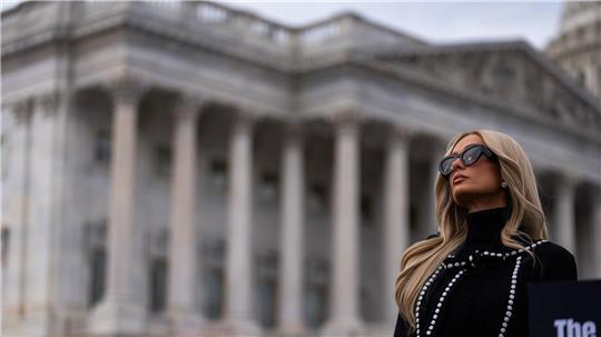 US-Realitystar Paris Hilton will die Rechte von Opfern von KI-generierten pornografischen Inhalten stärken. 