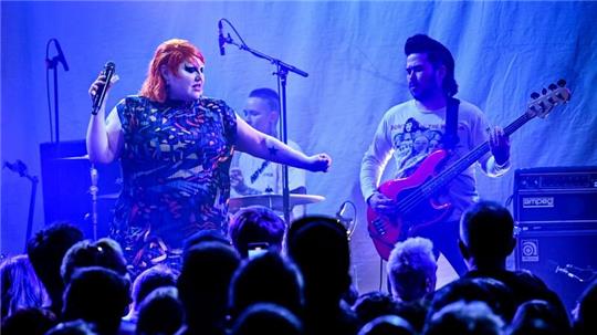 US-Sängerin Beth Ditto und Bassist Ted Kwo in Berlin auf der Bühne.