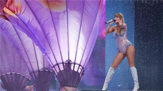 US-Sängerin Taylor Swift singt im Volksparkstadion auf der Bühne.