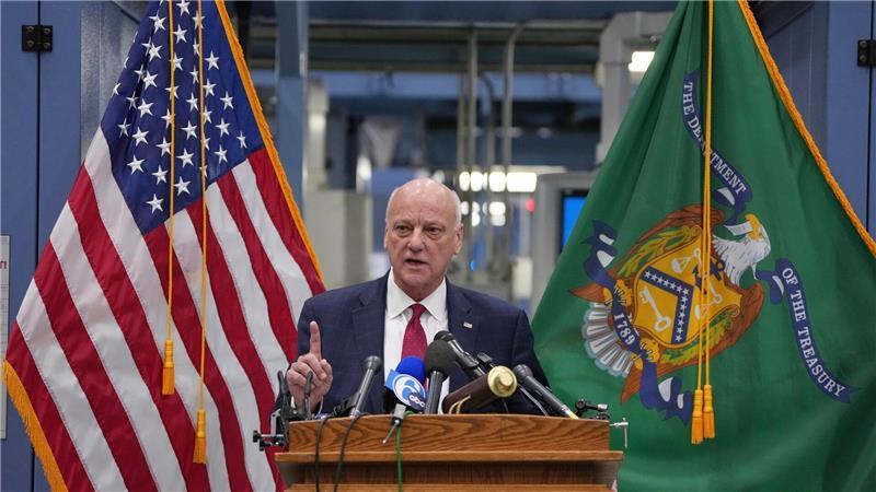 US-Schatzmeister Brandon Beach spricht in Philadelphia über das Ende der Pennys.