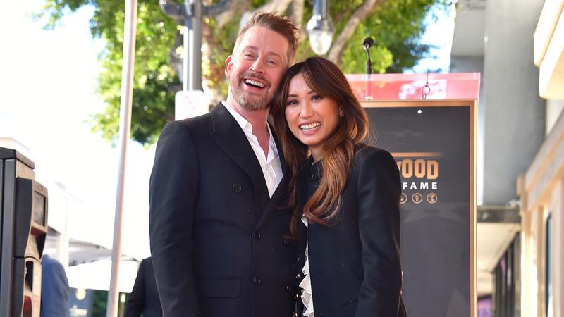 US-Schauspieler Macaulay Culkin posiert mit seiner Partnerin Brenda Song auf dem Hollywood „Walk of Fame“.