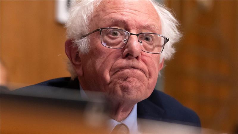 Bilder des Tages US-Senator Bernie Sanders hört zu, als US-Gesundheitsminister Kennedy Jr. vor dem Finanzausschuss des Senats auf dem Capitol Hill erscheint.