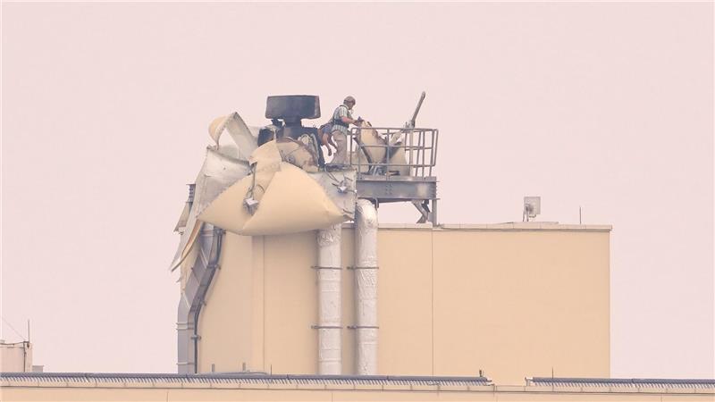 US-Soldaten inspizieren die durch einen Angriff in Bagdad verursachten Schäden.