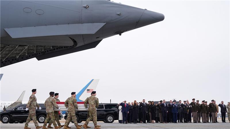 US-Soldaten tragen eine mit einer US-Flagge bedeckten Sarg aus einer Transportmaschine. 