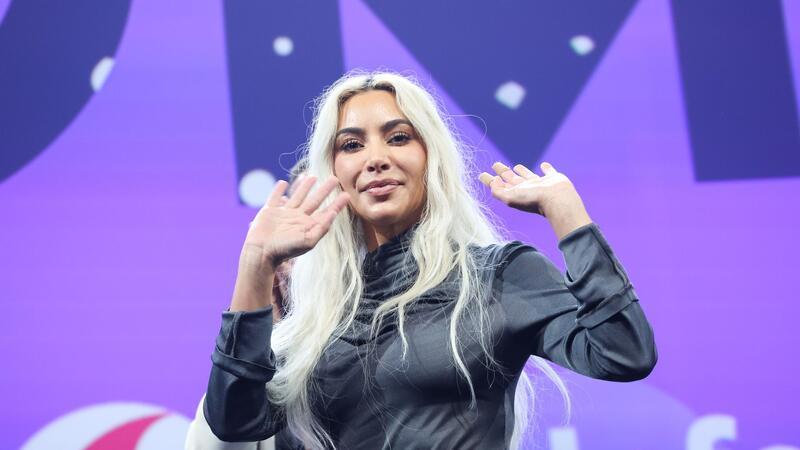 Kardashian kann dank OMR-Festival Aftershow-Partys schwänzen US-Superstar Kim Kardashian winkt auf der Bühne auf der Digital- und Marketingmesse OMR.