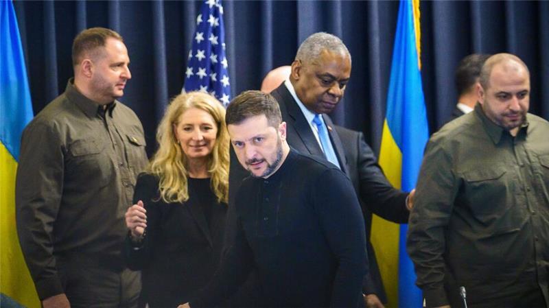 Letztes Ukraine-Treffen vor Trump - ungewisse Phase beginnt US-Verteidigungsminister Austin (4.v.l.) hat die Militärhilfe von etwa 50 Ländern seit 2022 koordiniert.