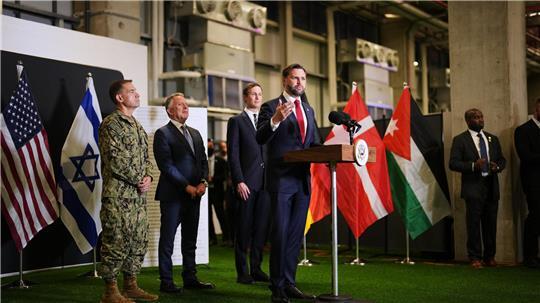 US-Vizepräsident J.D. Vance (r) spricht zu den Medien, während der US-Sondergesandte für den Nahen Osten, Steve Witkoff (2.v.l.), und Jared Kushner neben ihm stehen. 