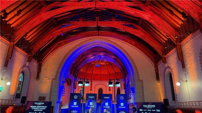 USA House in einer Kirche: Der Altar ist eine Bühne.
