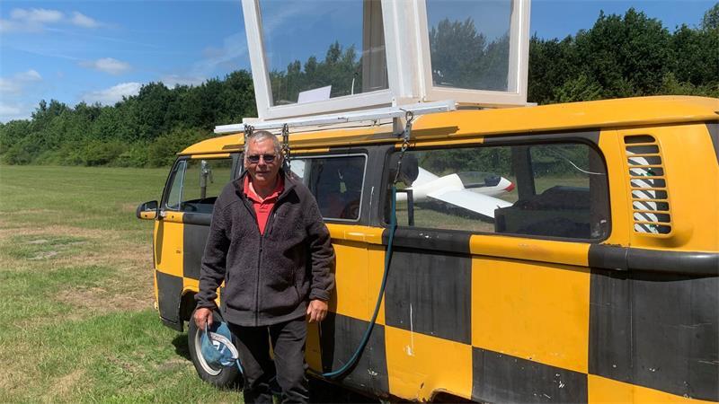 Faszination Fliegen: Mit dem LSV Stade auf Wolkenstraßen unterwegs Udo Böttcher, 2. Vorsitzender, am Kontrollwagen. Er ist Fluglehrer „für alles“.