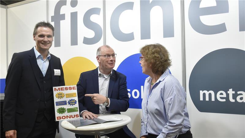 Udo Feindt (links) und Heiko Fischer beraten Renate Gluth in Sachen Wärmepumpe.