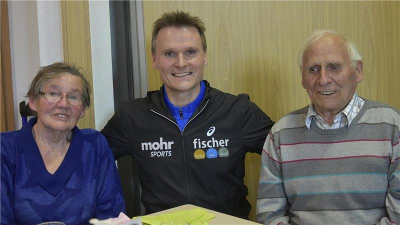Udo Feindt mit den beiden ältesten Gästen in der Runde, Vera und Gerhard Schönfeld.