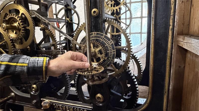Udo Korthals pflegt die mehr als 100 Jahre alte Uhr, die er auch mal „zur Räson bringen muss“.