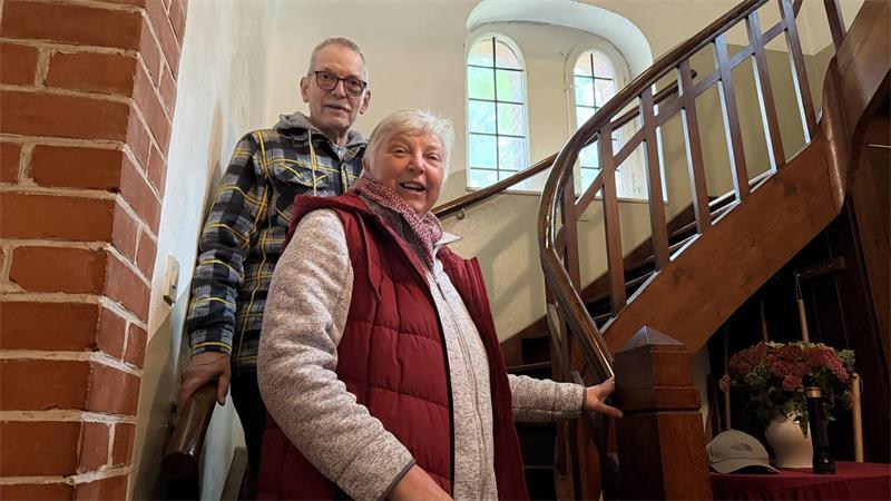 Udo Korthals und Küsterin Heike Meyer auf dem ersten Abschnitt zum 42 Meter hohen Kirchturm.