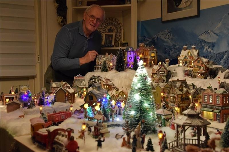 Udo Krohn zeigt auf die Werkstatt des Weihnachtsmanns. Das Dorf sieht in jedem Jahr anders aus, die Werkstatt hat ihren festen Platz. Fotos: Battmer