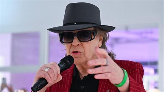 Udo Lindenberg fordert Wähler auf, genau hinzugucken und nicht nur nach dem Plakat, sondern auch nach dem Kleingedruckten, also dem Wahlprogramm zu schauen. (Archivbild)