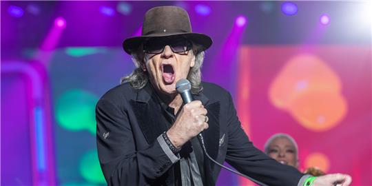 Udo Lindenberg singt im Mai beim ersten Konzert der neuen Tournee "Udopium Live 2022" in der Sport- und Kongresshalle in Schwerin. Foto: Jens Büttner/dpa