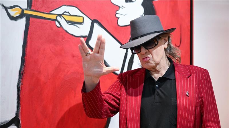 Udo Lindenberg steht bei der Vernissage für eine Ausstellung mit seinen Bildern im Neuen Kunstmuseum in Tübingen vor einem Bild.